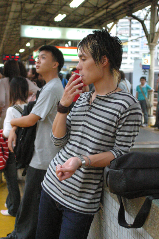 台灣鐵路旅遊攝影台中火車站月台旅客特寫2005攝影照片48