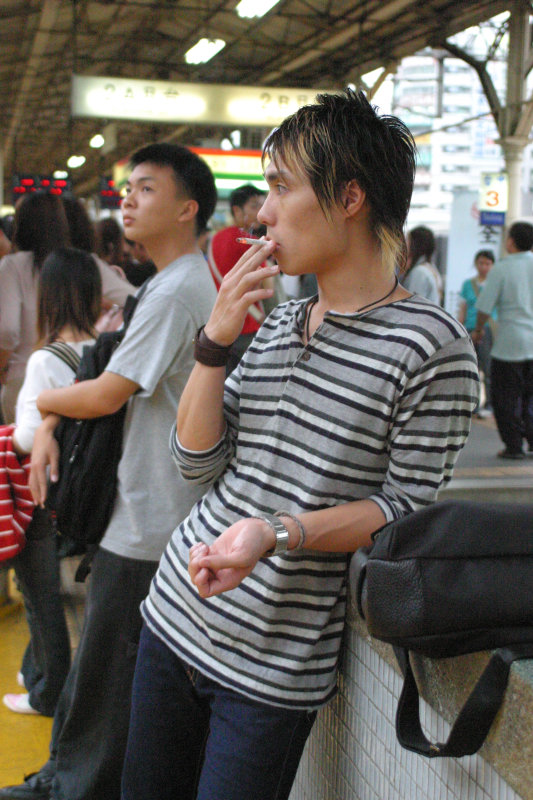 台灣鐵路旅遊攝影台中火車站月台旅客特寫2005攝影照片49