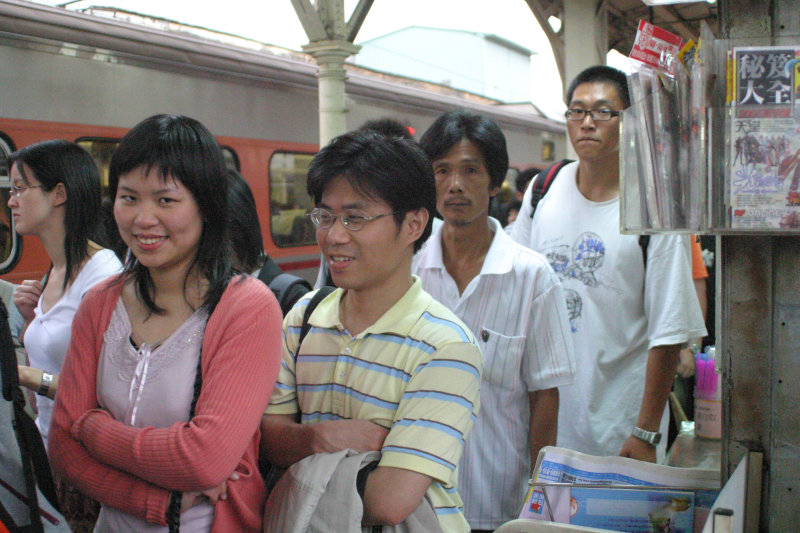 台灣鐵路旅遊攝影台中火車站月台旅客特寫2005攝影照片51