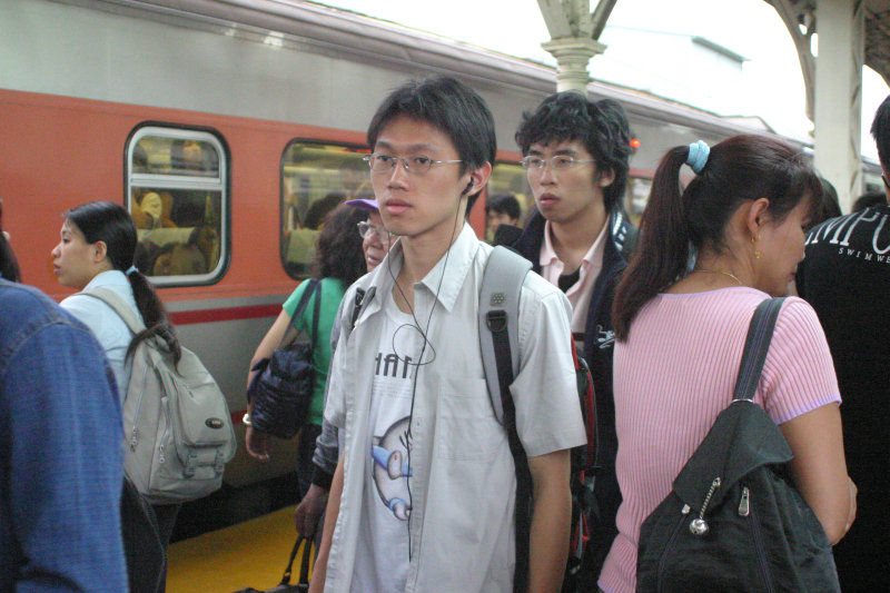 台灣鐵路旅遊攝影台中火車站月台旅客特寫2005攝影照片52