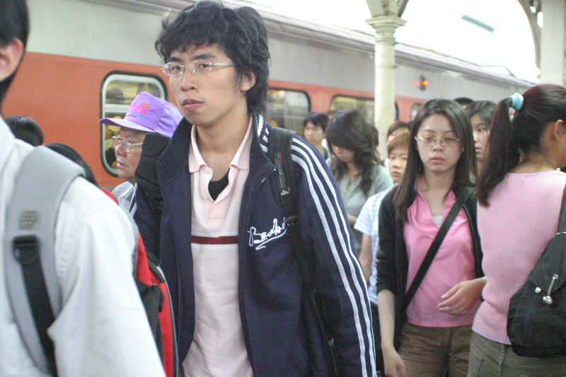 台灣鐵路旅遊攝影台中火車站月台旅客特寫2005攝影照片53