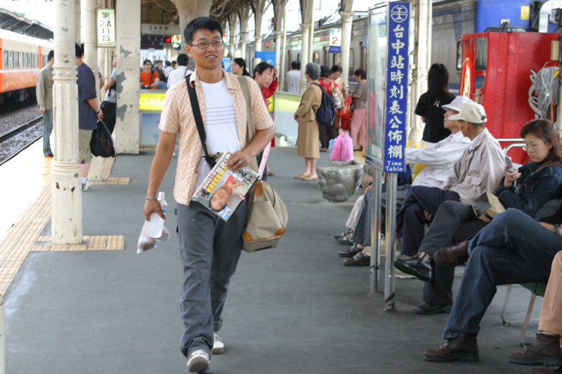 台灣鐵路旅遊攝影台中火車站月台旅客特寫2005攝影照片54
