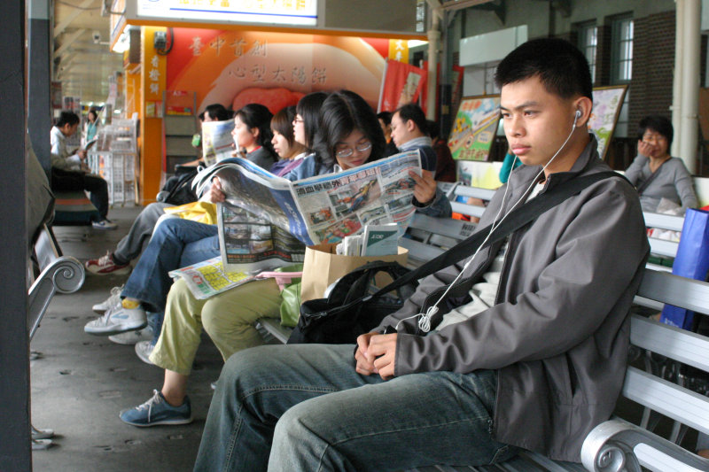 台灣鐵路旅遊攝影台中火車站月台旅客特寫2005攝影照片55