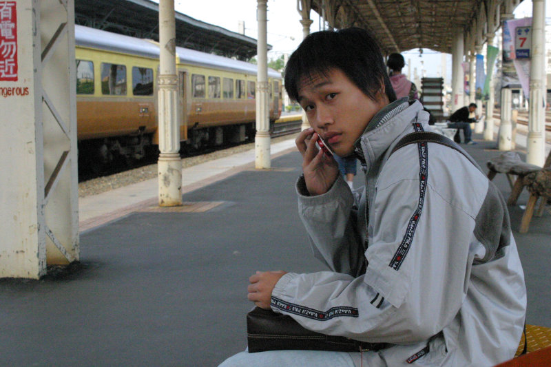 台灣鐵路旅遊攝影台中火車站月台旅客特寫2005攝影照片56