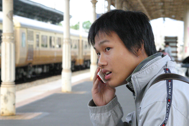 台灣鐵路旅遊攝影台中火車站月台旅客特寫2005攝影照片57