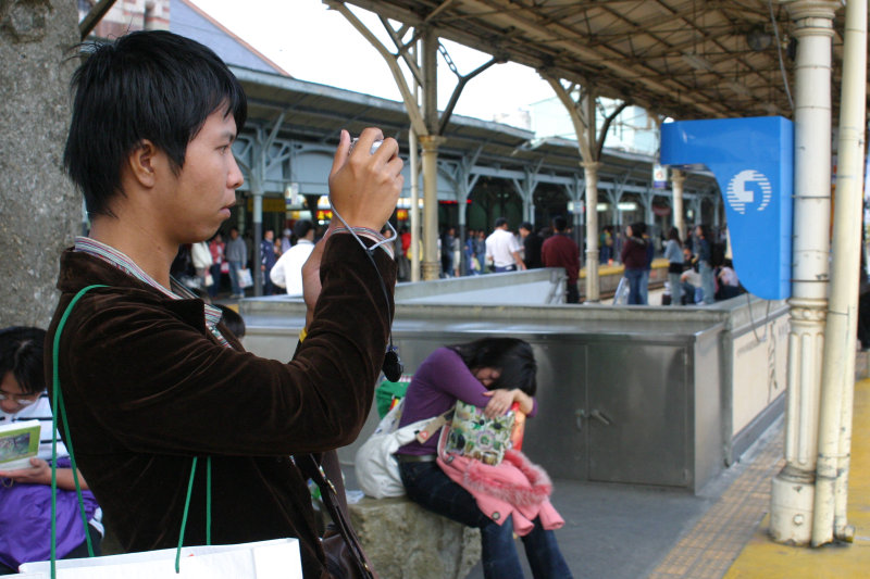台灣鐵路旅遊攝影台中火車站月台旅客特寫2005攝影照片58