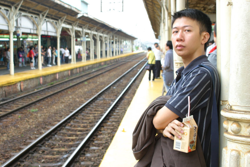 台灣鐵路旅遊攝影台中火車站月台旅客特寫2005攝影照片60