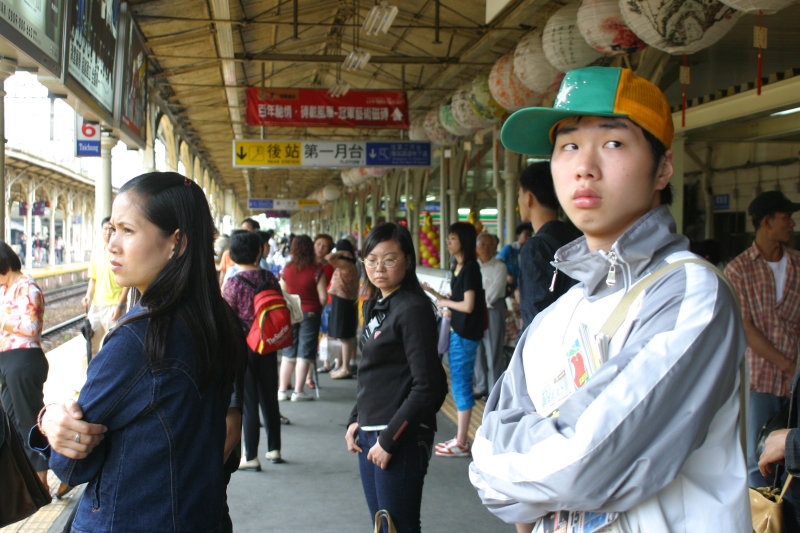 台灣鐵路旅遊攝影台中火車站月台旅客特寫2005攝影照片64