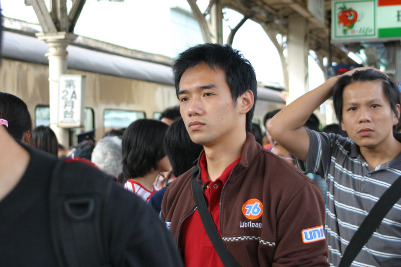 台灣鐵路旅遊攝影台中火車站月台旅客特寫2005攝影照片66