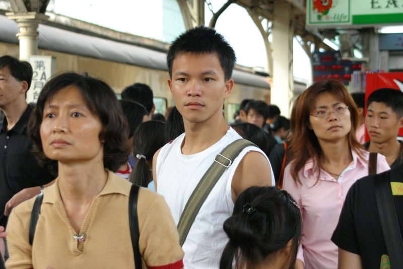 台灣鐵路旅遊攝影台中火車站月台旅客特寫2005攝影照片67
