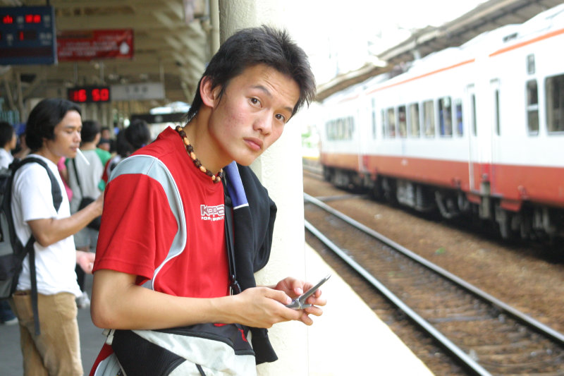 台灣鐵路旅遊攝影台中火車站月台旅客特寫2005攝影照片68