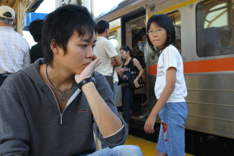 台灣鐵路旅遊攝影台中火車站月台旅客特寫2005攝影照片72