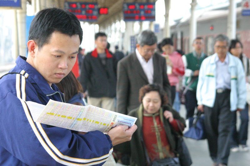 台灣鐵路旅遊攝影台中火車站月台旅客特寫2005攝影照片77