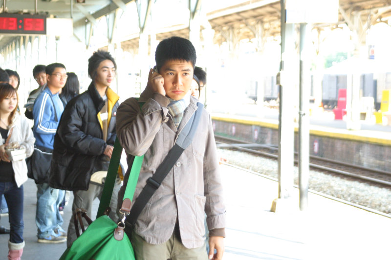 台灣鐵路旅遊攝影台中火車站月台旅客特寫2005攝影照片78