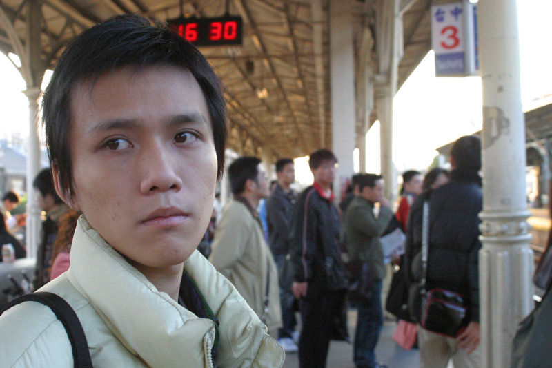 台灣鐵路旅遊攝影台中火車站月台旅客特寫2005攝影照片82