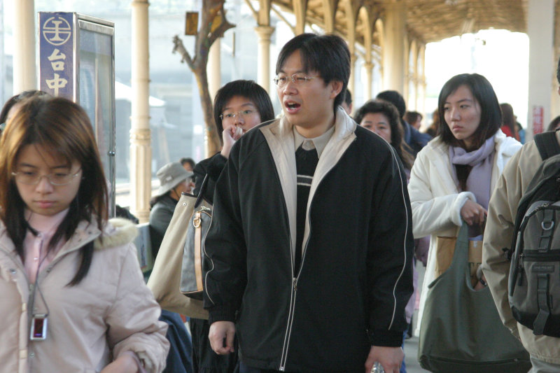 台灣鐵路旅遊攝影台中火車站月台旅客特寫2005攝影照片85