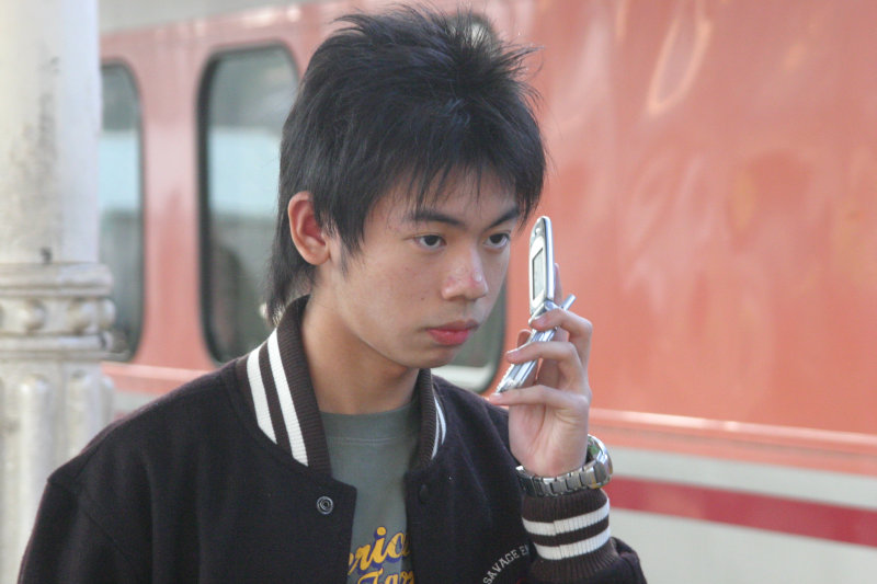 台灣鐵路旅遊攝影台中火車站月台旅客特寫2005攝影照片86