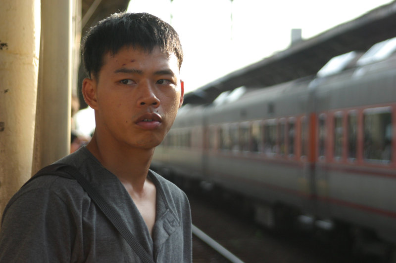台灣鐵路旅遊攝影台中火車站月台旅客特寫2005攝影照片92