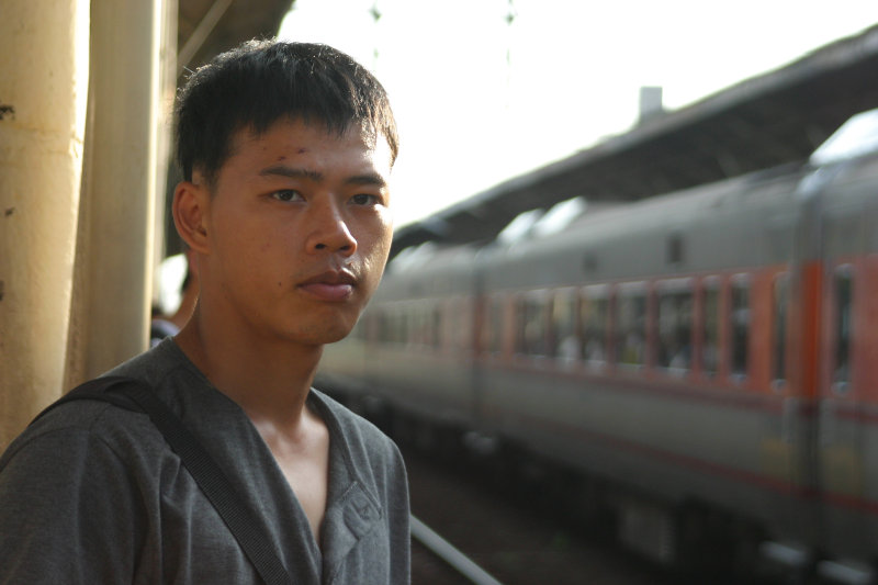 台灣鐵路旅遊攝影台中火車站月台旅客特寫2005攝影照片93