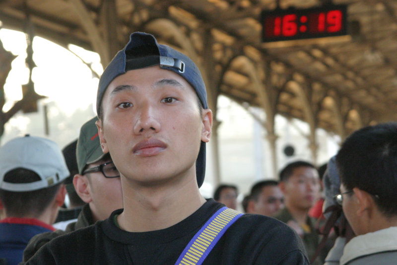 台灣鐵路旅遊攝影台中火車站月台旅客特寫2005攝影照片94