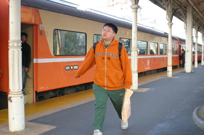 台灣鐵路旅遊攝影台中火車站月台旅客特寫2005攝影照片95