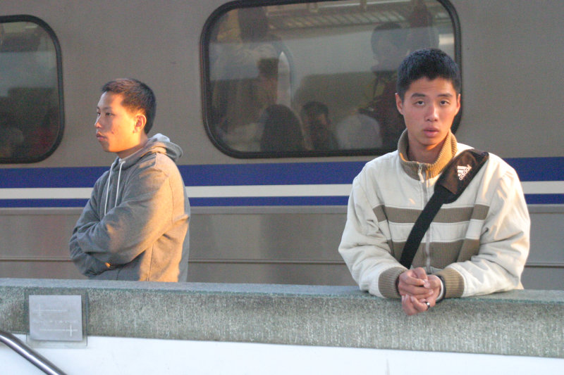 台灣鐵路旅遊攝影台中火車站月台旅客特寫2005攝影照片96