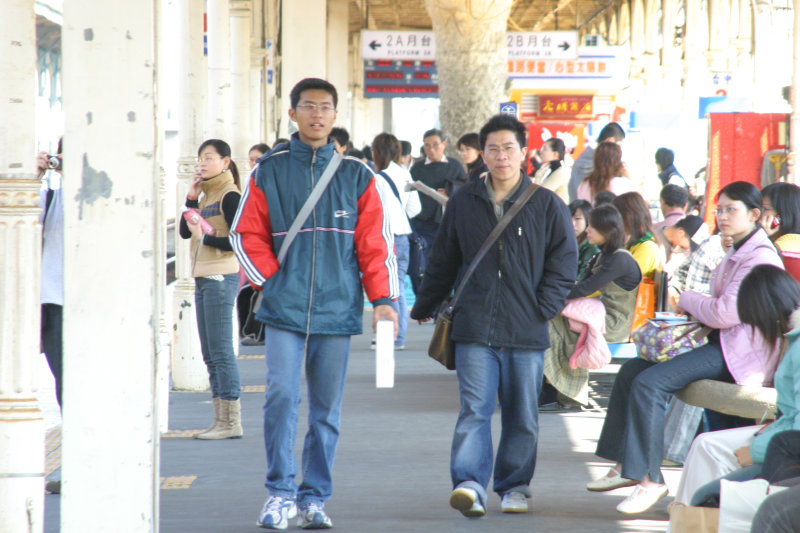 台灣鐵路旅遊攝影台中火車站月台旅客特寫2005攝影照片97