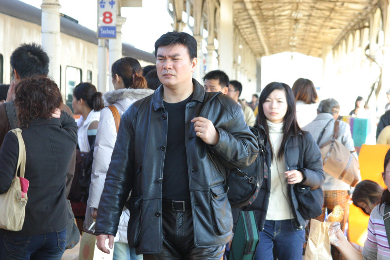 台灣鐵路旅遊攝影台中火車站月台旅客特寫2005攝影照片98