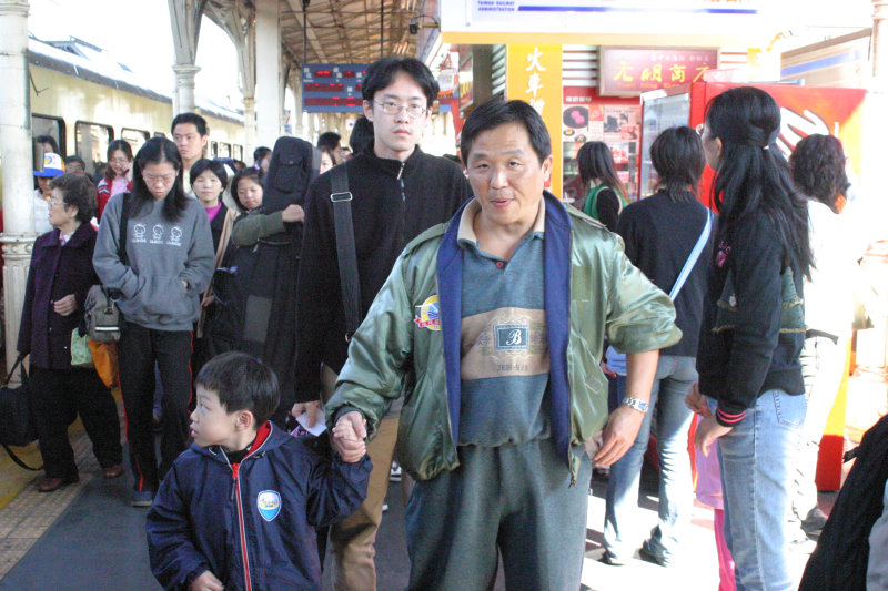 台灣鐵路旅遊攝影台中火車站月台旅客特寫2005攝影照片100