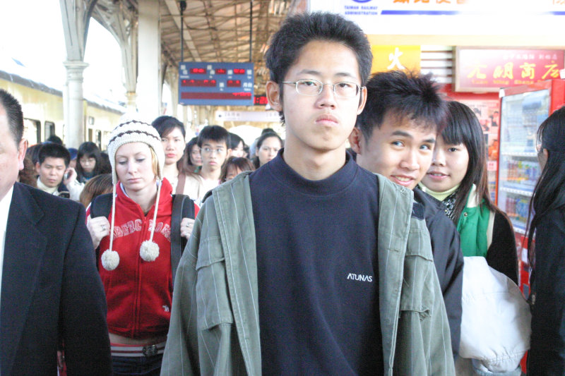 台灣鐵路旅遊攝影台中火車站月台旅客特寫2005攝影照片101