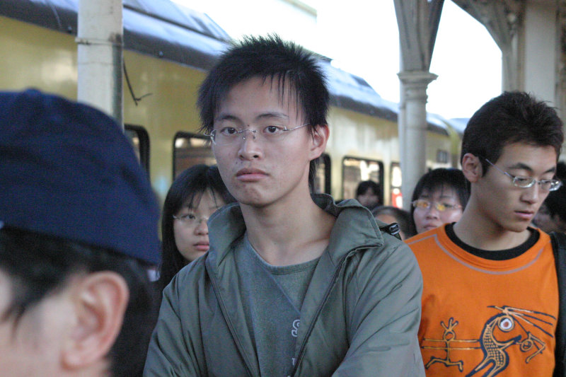 台灣鐵路旅遊攝影台中火車站月台旅客特寫2005攝影照片102