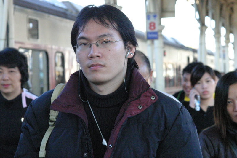 台灣鐵路旅遊攝影台中火車站月台旅客特寫2005攝影照片104