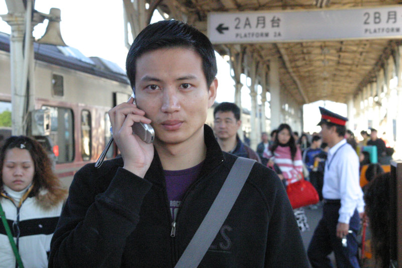 台灣鐵路旅遊攝影台中火車站月台旅客特寫2005攝影照片105