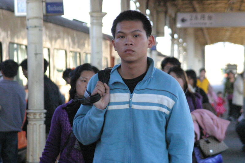 台灣鐵路旅遊攝影台中火車站月台旅客特寫2005攝影照片107