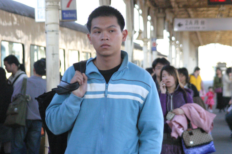 台灣鐵路旅遊攝影台中火車站月台旅客特寫2005攝影照片108