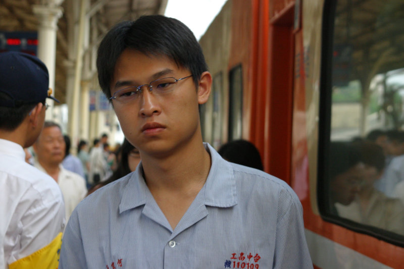 台灣鐵路旅遊攝影台中火車站月台旅客特寫2005攝影照片109