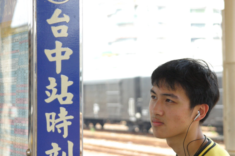 台灣鐵路旅遊攝影台中火車站月台旅客特寫2005攝影照片110