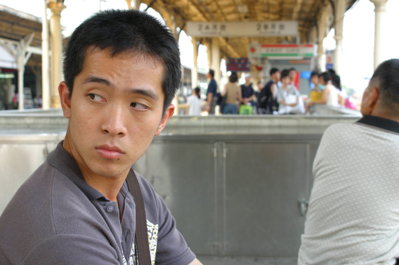 台灣鐵路旅遊攝影台中火車站月台旅客特寫2005攝影照片111
