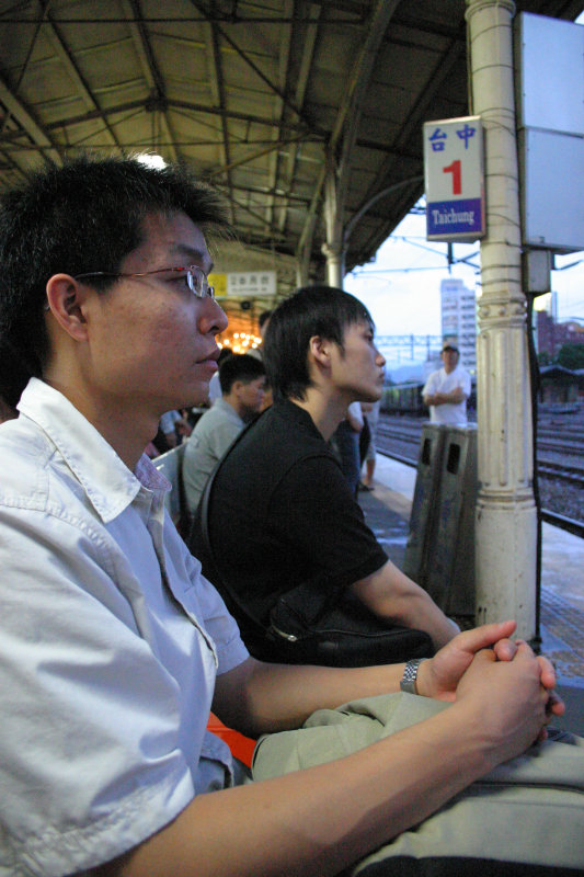 台灣鐵路旅遊攝影台中火車站月台旅客特寫2005攝影照片114