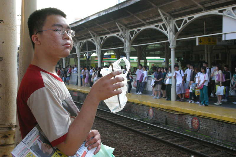 台灣鐵路旅遊攝影台中火車站月台旅客特寫2005攝影照片117