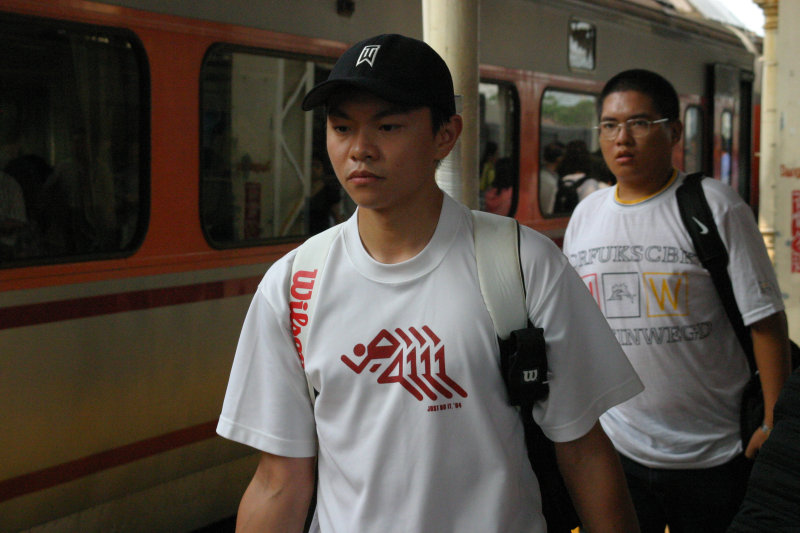 台灣鐵路旅遊攝影台中火車站月台旅客特寫2005攝影照片118