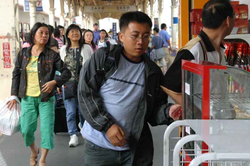 台灣鐵路旅遊攝影台中火車站月台旅客特寫2005攝影照片119