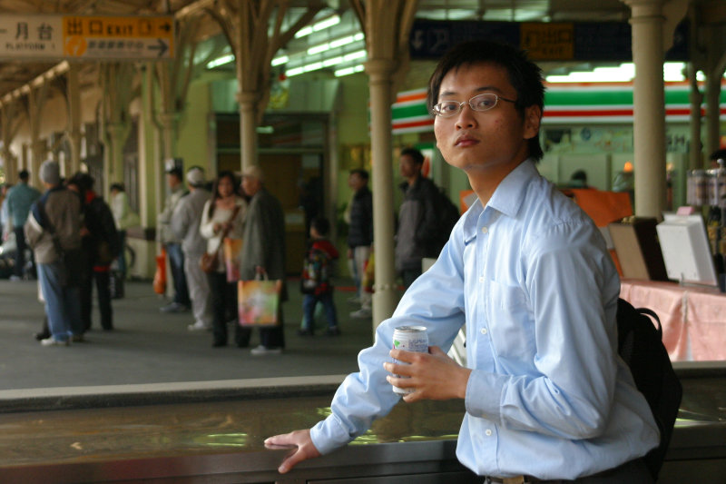 台灣鐵路旅遊攝影台中火車站月台旅客特寫2005攝影照片123