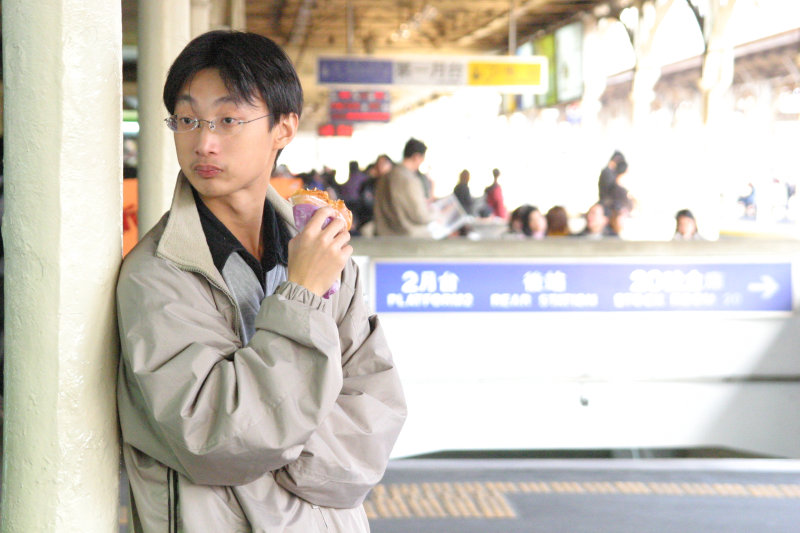 台灣鐵路旅遊攝影台中火車站月台旅客特寫2005攝影照片124