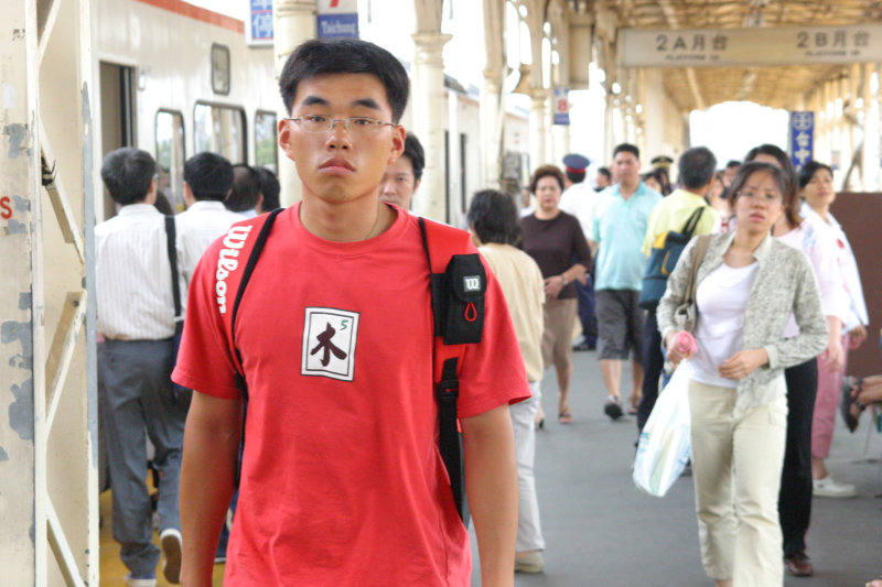 台灣鐵路旅遊攝影台中火車站月台旅客特寫2005攝影照片132