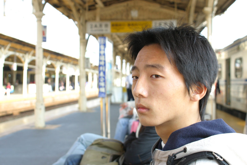 台灣鐵路旅遊攝影台中火車站月台旅客特寫2005攝影照片133