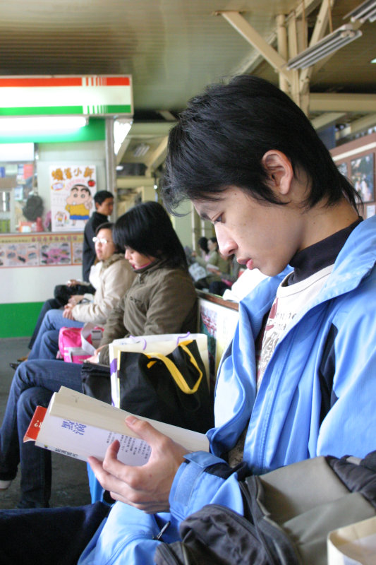 台灣鐵路旅遊攝影台中火車站月台旅客特寫2005攝影照片134