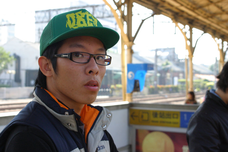 台灣鐵路旅遊攝影台中火車站月台旅客特寫2005攝影照片138