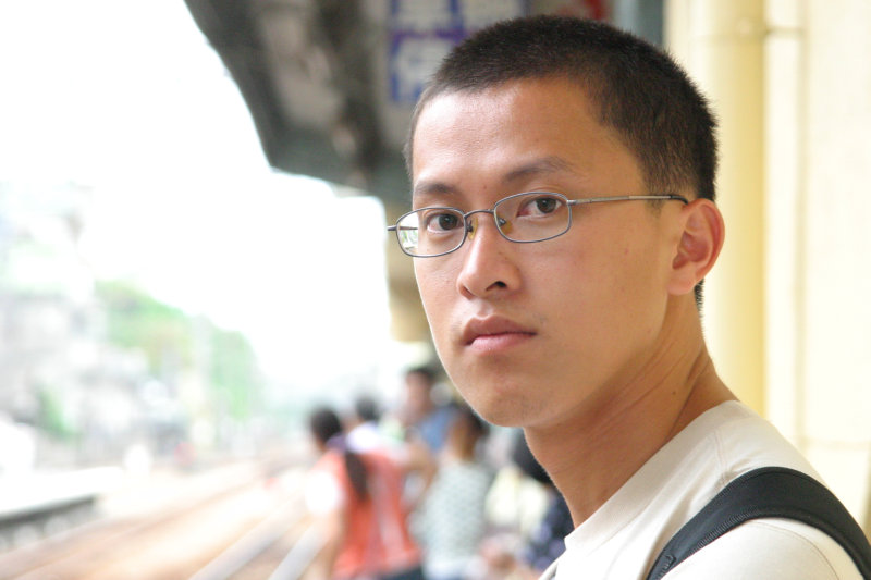 台灣鐵路旅遊攝影台中火車站月台旅客特寫2005攝影照片140