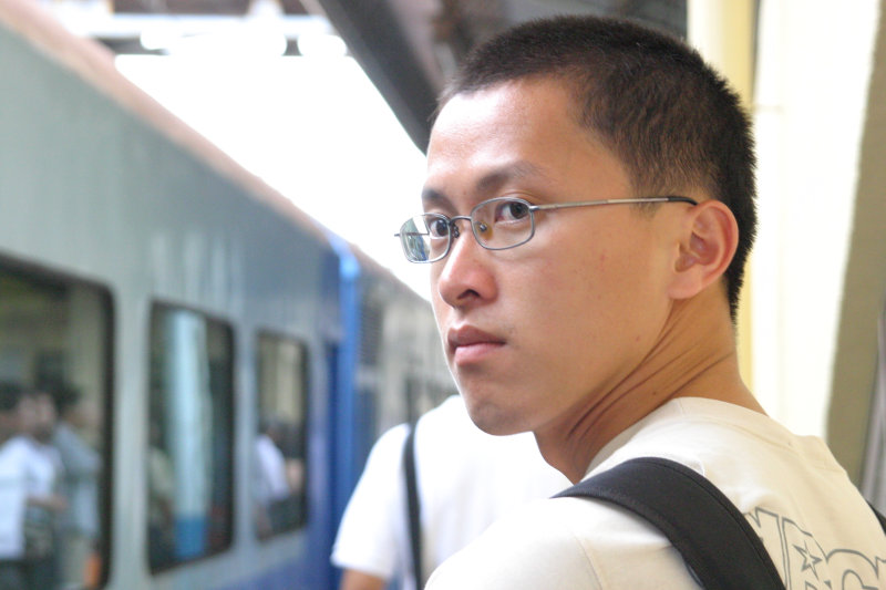 台灣鐵路旅遊攝影台中火車站月台旅客特寫2005攝影照片141